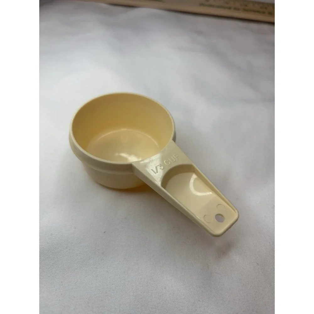 VTG Tupperware Measuring Cup Set 3pc Beige Green Plastic 1/2 & 1/3 Cup w/ Scoop
